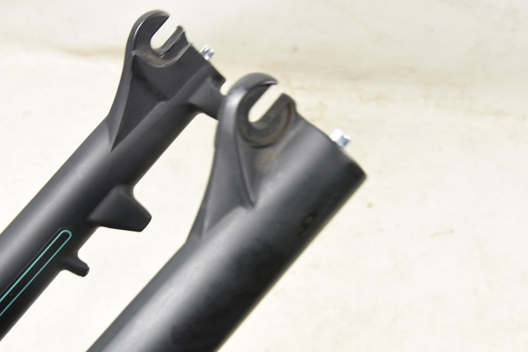 RST 700c 29er SUSPENSION FORK REMOTE LOCK OUT 1 1-8” 255mm DISC BRAKE 100mm TRAVEL BLACK (MINOR MARKS)