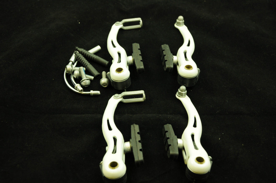 PAIR WHITE V-BRAKE BRAKES WITH PIPES,PADS &FIXING BOLTS VERY HARD TO FIND COLOUR