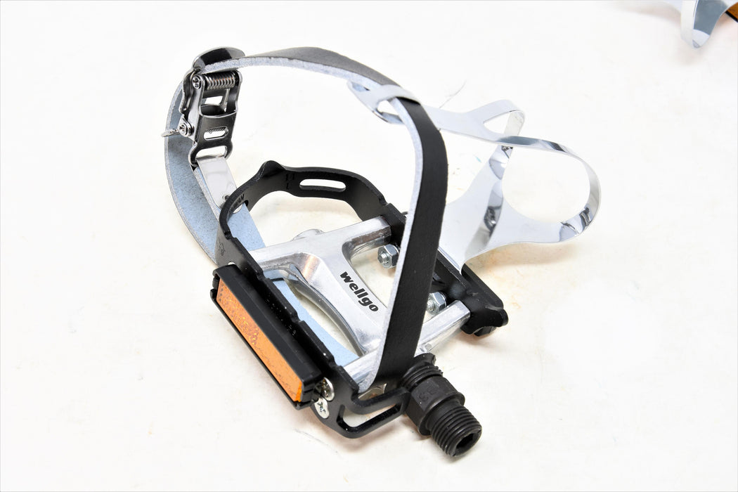 PAIR WELLGO ALLOY RACING ROAD BIKE PEDALS + MEDIUM TOE CLIPS & LEATHER STRAPS 9-16”