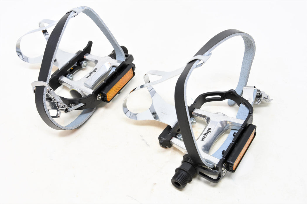 PAIR WELLGO ALLOY RACING ROAD BIKE PEDALS + MEDIUM TOE CLIPS & LEATHER STRAPS 9-16”